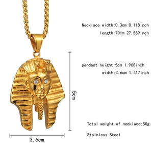 Détail du pendentif Pharaon doré avec yeux en zircone sur une chaîne en acier inoxydable