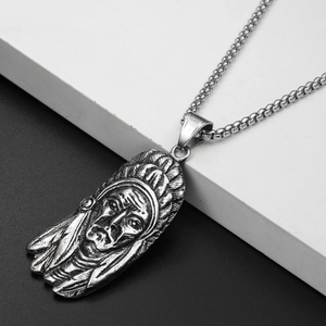 Détail du pendentif guerrier indien argenté vintage avec coiffe de plumes complexe