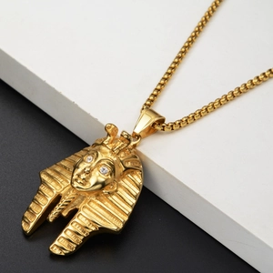 Détails du pendentif pharaon égyptien doré avec yeux en pierre sur une chaîne à boîte