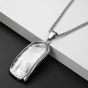 Gros plan détaillé du pendentif en acier inoxydable texturé avec chaîne hip-hop