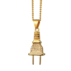 Collier hip hop doré avec un pendentif prise électrique pavé de diamants style urbain