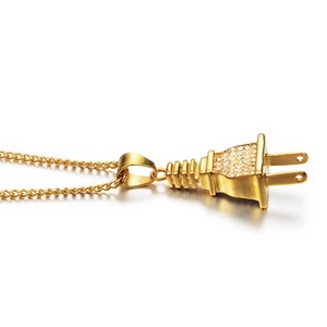 Collier hip hop avec pendentif en forme de prise dorée serti de cristaux sur une chaîne en or