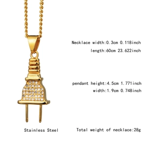 Détail du pendentif prise plaqué or avec cristaux sur chaîne en acier inoxydable