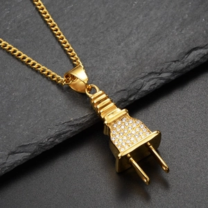 Détail du collier chaîne cubaine dorée avec pendentif prise étincelant au style hip hop