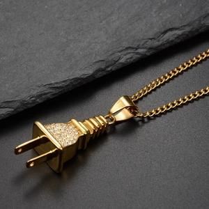 Gros plan du pendentif prise hip-hop serti de cristaux sur une chaîne dorée