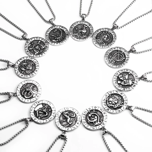 Vintage Collier Pendentif Rond 12 Signes du Zodiaque en Acier Titane Pour Hommes Femmes Retro Signe du Zodiaque Gauffré Hip Hop Bijoux