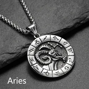 Vue macro du pendentif Bélier vintage en acier inoxydable sur une chaîne à mailles carrées