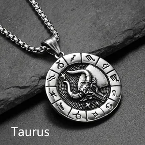 Vue macro du pendentif Taureau rétro argenté avec relief de taureau et chaîne box