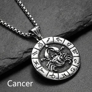 Vue macro du collier médaillon signe Cancer en argent sur fond d'ardoise noire