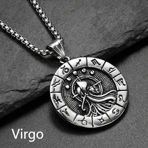 Vue rapprochée du collier zodiaque Vierge en acier sur une surface rocheuse