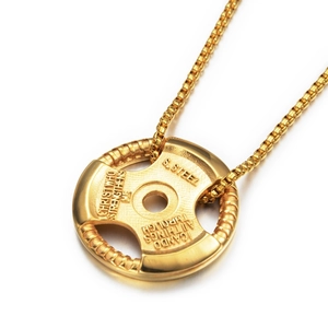 Détail macro du pendentif haltère en acier inoxydable doré avec gravures religieuses