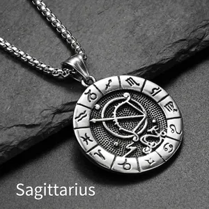 Gros plan macro d'un pendentif Sagittaire sur un fond d'ardoise texturé sombre
