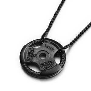 Détail du pendentif haltère noir mat avec verset et chaîne vénitienne en acier inoxydable