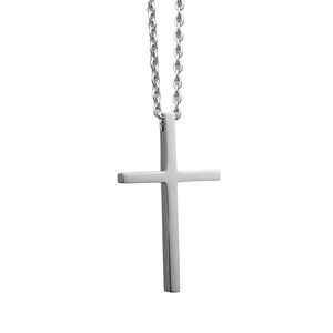 Collier avec pendentif croix en acier inoxydable poli pour hommes et femmes sur fond blanc