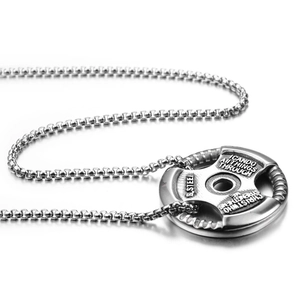 Détail du pendentif en forme de disque d'haltère avec gravure et texture acier inoxydable