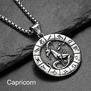Vue macro du pendentif zodiaque Capricorne avec symboles en relief sur fond roche