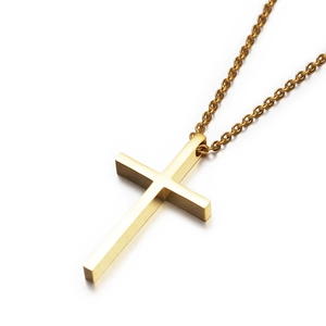 Détail d'un pendentif croix dorée polie avec une fine chaîne en métal au style minimaliste