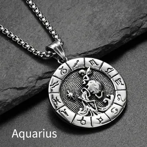 Détail macro du pendentif Verseau en acier titane argenté avec signes du zodiaque