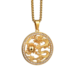 Detailaufnahme eines goldenen Drachenanhängers mit glitzernden Zirkonia und quadratischer Kette