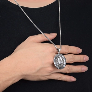 Détail du collier en acier titane argenté avec un pendentif rond du zodiaque Scorpion