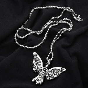 Détail du pendentif papillon mécanique avec engrenages et chaîne à maillons robustes