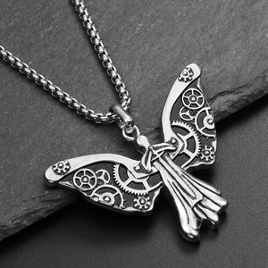 Détail macro du pendentif papillon steampunk avec engrenages sur socle en roche