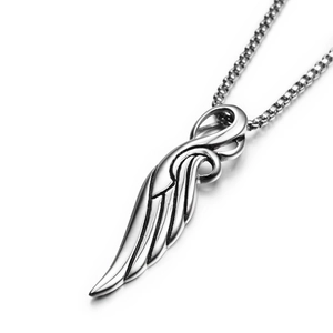 Collana con ciondolo ad ala hip-hop argento vintage con texture piuma su sfondo bianco