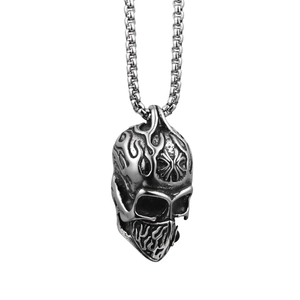 Pendentif tête de mort gothique avec motifs croix et flammes sur chaîne en acier vintage