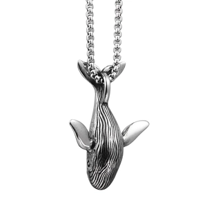 Gedetailleerd beeld van de bultrug walvis hanger met boxketting en zilveren afwerking