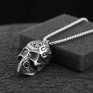 Collier Pendentif Tête de Mort Gothique en Acier Titane Rétro Avec Motif Croix de Flamme Bijoux Hip Hop Accessoire de Club pour Hommes Femmes