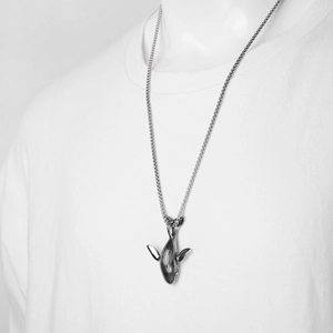 Detail van de zilveren walvishanger ketting gedragen op model met box ketting