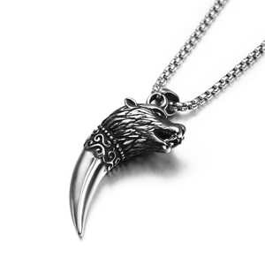 Gros plan détaillé du pendentif loup et croc avec une chaîne en acier robuste de style rétro