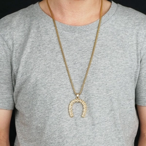 Collier pendentif fer à cheval hip hop en acier doré avec incrustations de cristaux