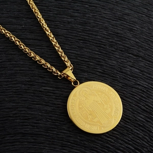 Pendentif rond Saint Benoît doré classique avec chaîne en épi en acier titane