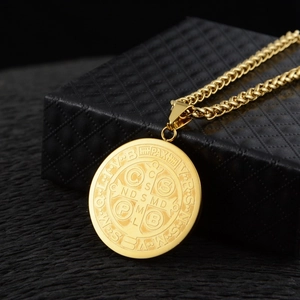 Collier classique avec pendentif rond Saint Benoît en acier inoxydable doré pour hommes et femmes