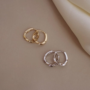 Elegantes pendientes de aro de gota retorcidos en oro y plata con acabado de espejo