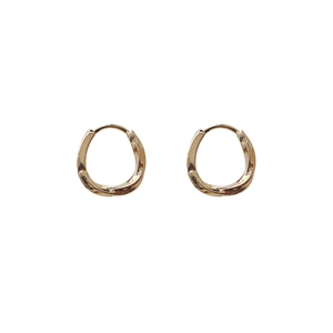 Pendientes de aro dorados Mobius minimalistas con diseño de gota y textura retorcida