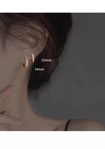 Dettaglio di orecchini a C placcati oro 12mm e 14mm con zirconi a micro-pavé