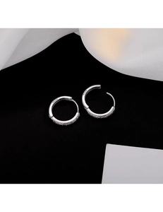Dettaglio di orecchini a cerchio in argento sterling S925 con zirconi bianchi