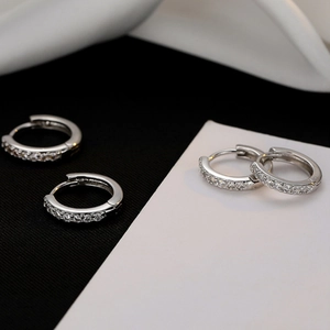 Eleganti orecchini a cerchio in argento s925 con pietre di zircone trasparente