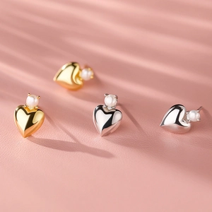 Elegant S925 silver heart stud earrings with pearls in gold and silver finishes