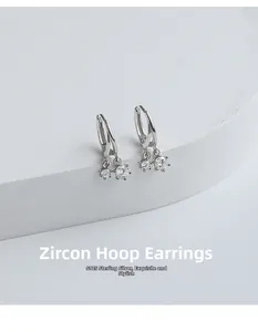 Gros plan détaillé des boucles d'oreilles créoles en argent S925 avec zircons suspendus