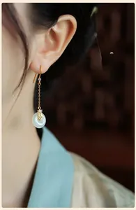 Détails de boucles d'oreilles chinoises avec caractère Xi et boucle Pingan en jade