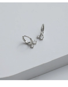 Détail de créoles en argent avec doubles pendentifs en zircone cubique étincelante