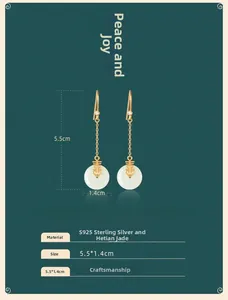 Gros plan détaillé de boucles d'oreilles en argent S925 avec jade blanc et symbole Xi