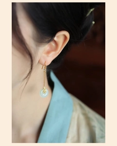 Vue détaillée des boucles d'oreilles chinoises avec anneau en jade sur modèle