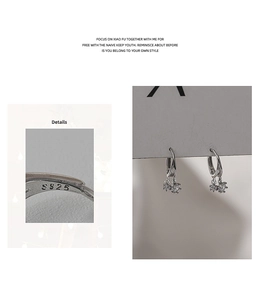 Détail macro du poinçon S925 sur des créoles minimalistes en argent avec zircone