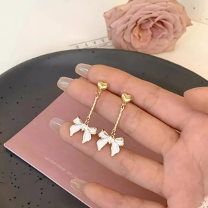 Élégantes boucles d'oreilles cœur doré et papillon blanc avec longues chaînes et strass