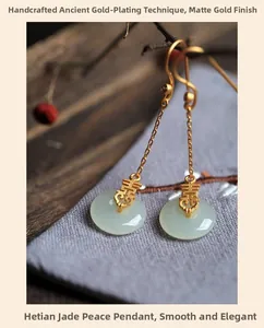 Macro des boucles d'oreilles en or antique avec jade Hetian Ping'an et symbole de joie