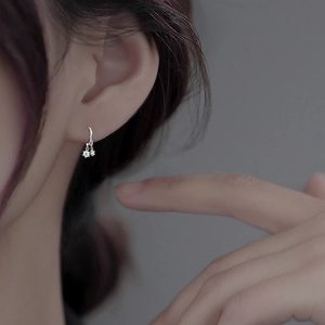 Créoles minimalistes en argent sterling 925 avec deux pendentifs en zircon étincelants